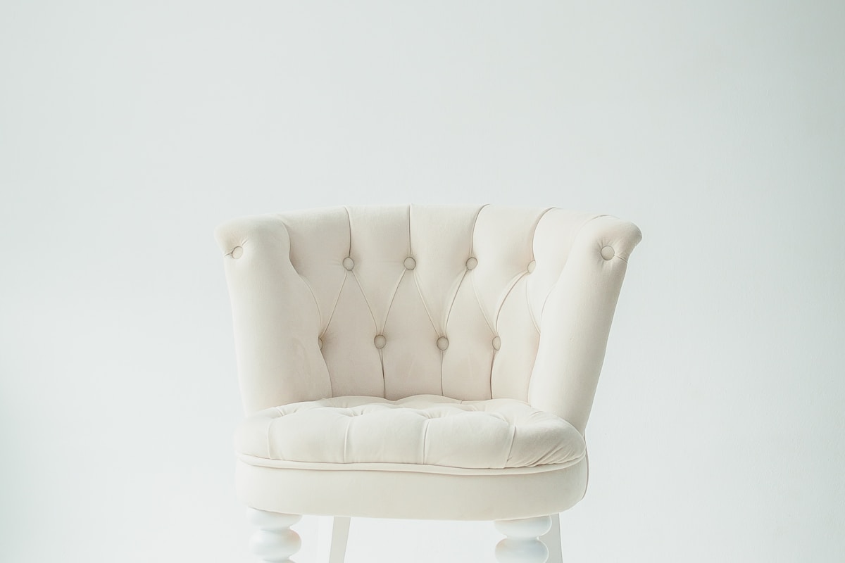 Mobilier design dans un salon contemporain